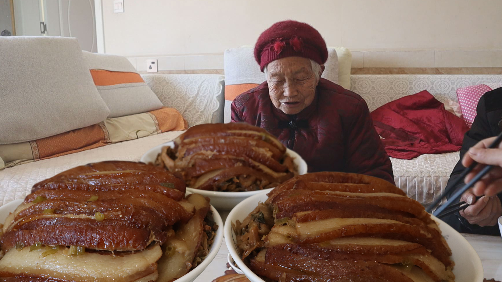 外婆想吃烧白了,老妈今天蒸了三碗,半肥瘦很软乎,外婆吃过瘾了